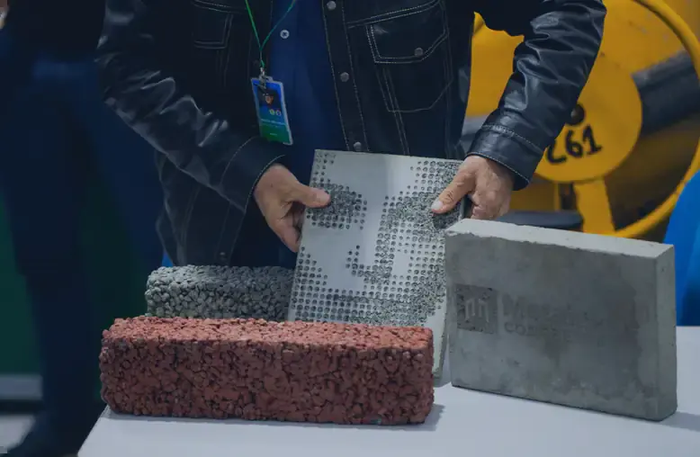 Engenheiro apresentando amostras de concreto Metalenge
