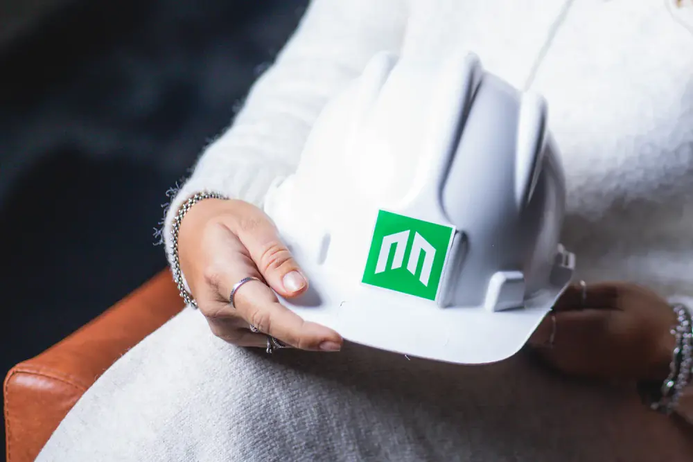 Capacete com a marca Metalenge Concretos
